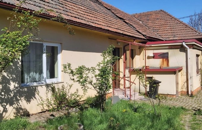 Casa tip duplex, zona piata Izvoare
