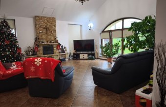 Casă spațioasă P+M cu 15 ari de teren, garaj dublu și finisaje de calitate – Hideaga