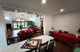 Casă spațioasă P+M cu 15 ari de teren, garaj dublu și finisaje de calitate – Hideaga