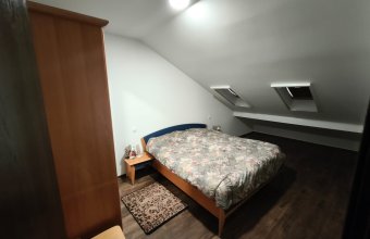 Casă spațioasă P+M cu 15 ari de teren, garaj dublu și finisaje de calitate – Hideaga