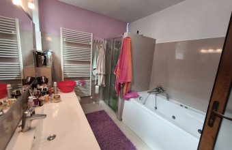 Casă de vânzare în centrul orașului – aproape de Centrul Nou și Centrul Vechi