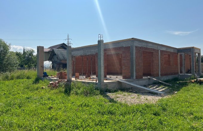 Case individuale Satu Nou de Sus , la rosu sau semifinisate ,500 - 700 m pteren