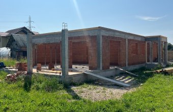 Case individuale Satu Nou de Sus , la rosu sau semifinisate ,500 - 700 m pteren
