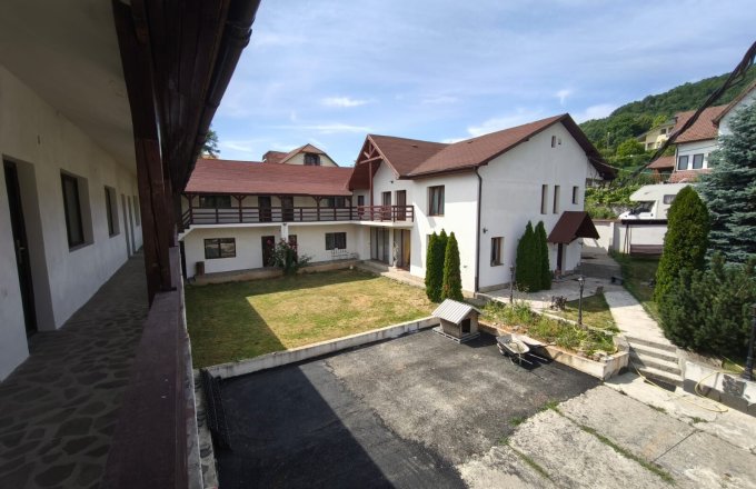 Proprietate cu 20 de camere şi 11 ari de teren lângă Stadionul Baia Mare – ideală pentru pensiune, centru medical, azil