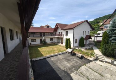 Proprietate cu 20 de camere şi 11 ari de teren lângă Stadionul Baia Mare – ideală pentru pensiune, centru medical, azil