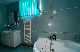 Casă Tăutii de Sus ,la drum principal pozitie excelentă ,462 mp teren