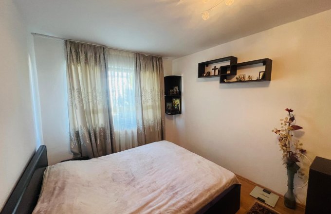 Apartament 2 camere cu balcon ,etaj 3 -cartier Săsar ,zona Pizza Albina