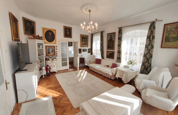 Casă de vânzare în Centrul Vechi ideală pentru investiție și locuire Spatii comerciale, etaj rezidential, curte