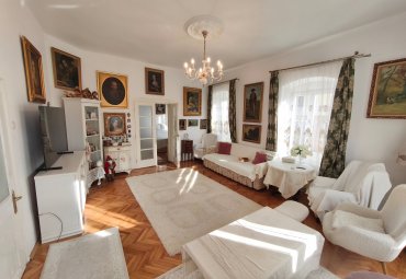 Casă de vânzare în Centrul Vechi ideală pentru investiție și locuire Spatii comerciale, etaj rezidential, curte