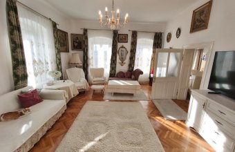 Casă de vânzare în Centrul Vechi ideală pentru investiție și locuire Spatii comerciale, etaj rezidential, curte