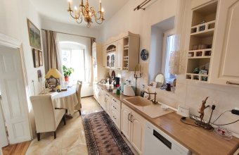 Casă de vânzare în Centrul Vechi ideală pentru investiție și locuire Spatii comerciale, etaj rezidential, curte