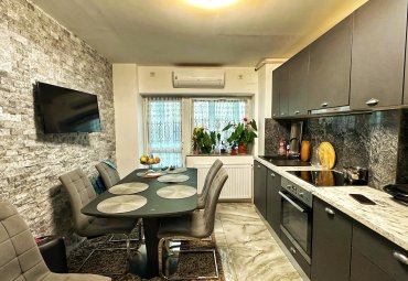 Apartament cu 3 camere - str. Decebal (zona Semiluna)