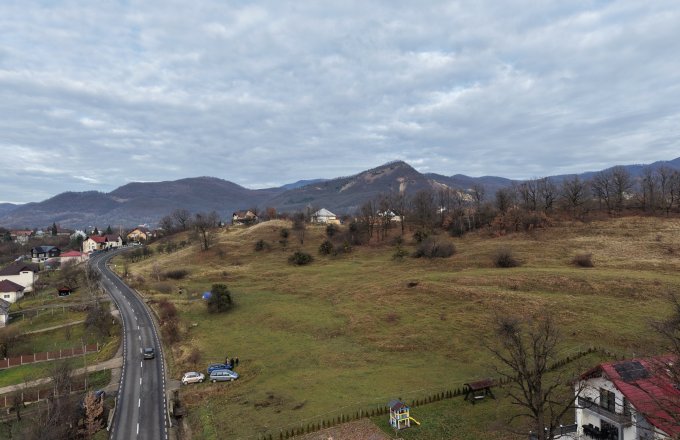 Teren Sisesti la soseaua principala ,langă pensiunea Madlene