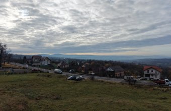 Teren Sisesti la soseaua principala ,langă pensiunea Madlene