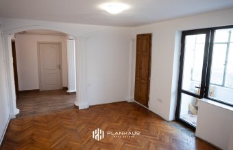 Apartament ultracentral 3 camere, zona Bizo,etaj 2
