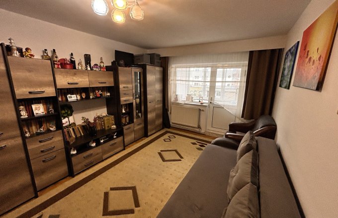 Apartament 3 camere de vânzare – Bld. Traian, Zona Muzeul de Mineralogie