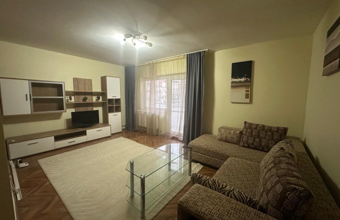 Apartament de închiriat 3 camere, 395 euro lună, Strada Republicii, Baia Mare Etaj 1