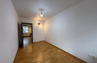Apartament 3 camere ,parter Victoriei zona Gran Galla