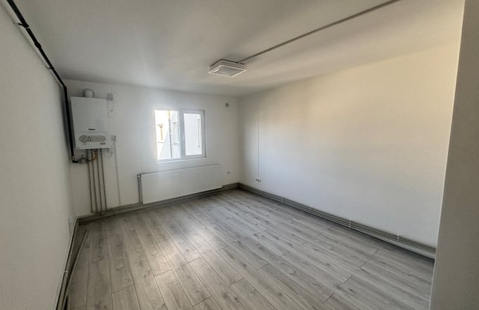 Garsoniera, etaj 2 - zona Piața Izvoare