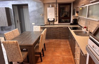 Apartament 4 camere - etaj 2 ,B-dul Traian ,la cheie