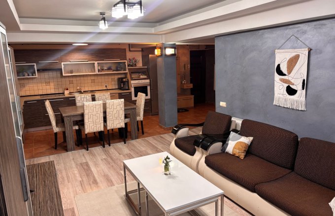 Apartament 4 camere - etaj 2 ,B-dul Traian ,la cheie