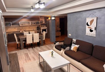 Apartament 4 camere - etaj 2 ,B-dul Traian ,la cheie