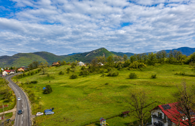 Teren Baia Sprie la soseaua principala ,langă pensiunea Madlene ,1 ha