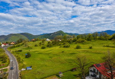 Teren Baia Sprie la soseaua principala ,langă pensiunea Madlene ,1 ha