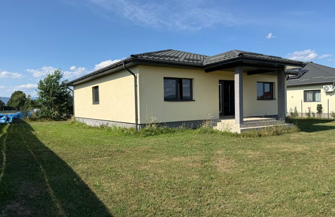 Casă individuală pe parter Săcălăseni ,8ari teren