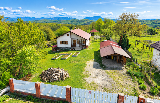 Casă deosebită cu livadă și teren de 6.790 mp | Berința, la doar 19 km de Baia Mare