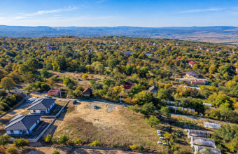 Teren intravilan de 580 mp – zonă frumoasă, priveliște deosebită și utilități la limita proprietatii