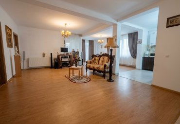 Apartament 3 camere, cu gradina, zona Lamaitei
